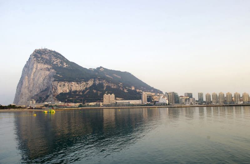Tensión en Gibraltar: un buque de guerra español ordenó a barcos británicos abandonar aguas en disputa y el Reino Unido desplegó una flotilla