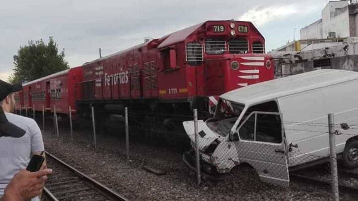 Un tren embistió a una camioneta que cruzó con la barrera baja en Munro