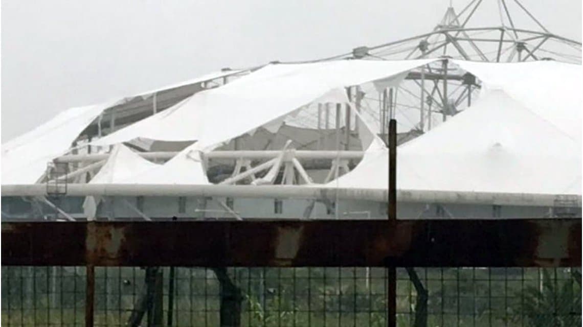 El techo del Estadio Único de La Plata quedó arruinado por el temporal