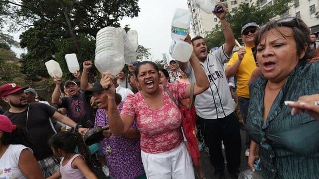 Crece la tensión en Venezuela: cacerolazos por falta de luz y agua y censura en la televisión oficial