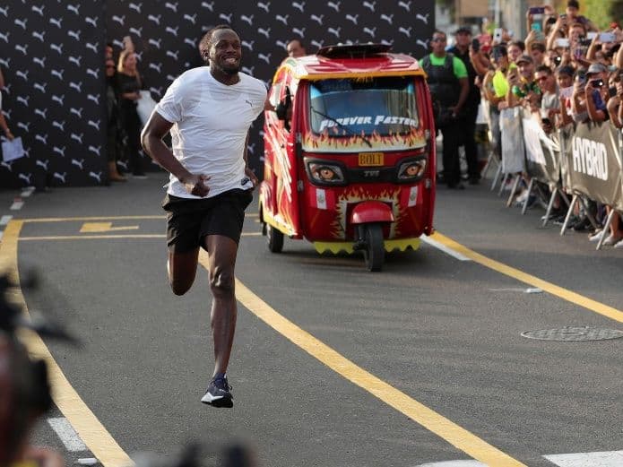 Usain Bolt corrió una divertida carrera ante un mototaxi en su visita a Perú