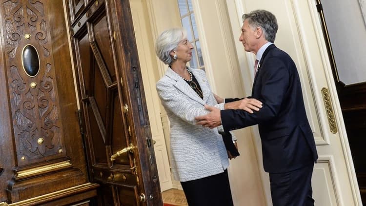 El FMI enviará USD 10.870 millones, pero pide más ajuste e impuestos y asegura que la inflación es «decepcionante»