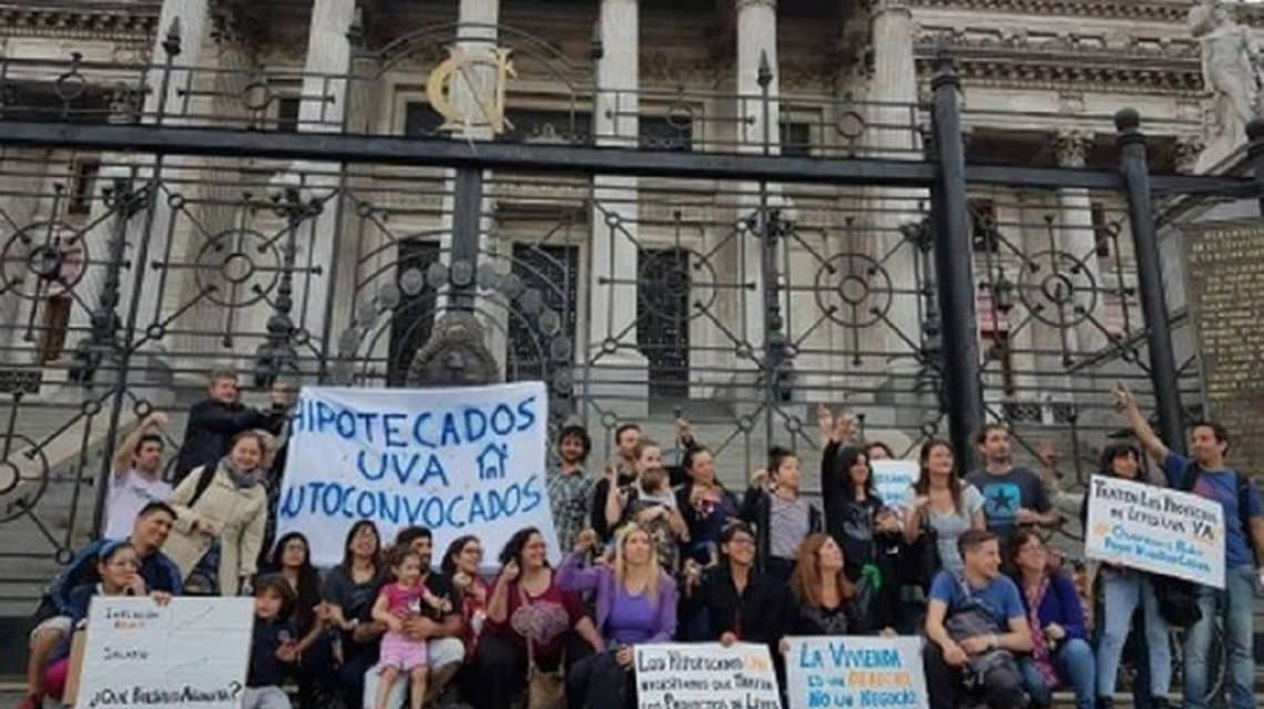 Primera denuncia judicial contra los créditos UVA