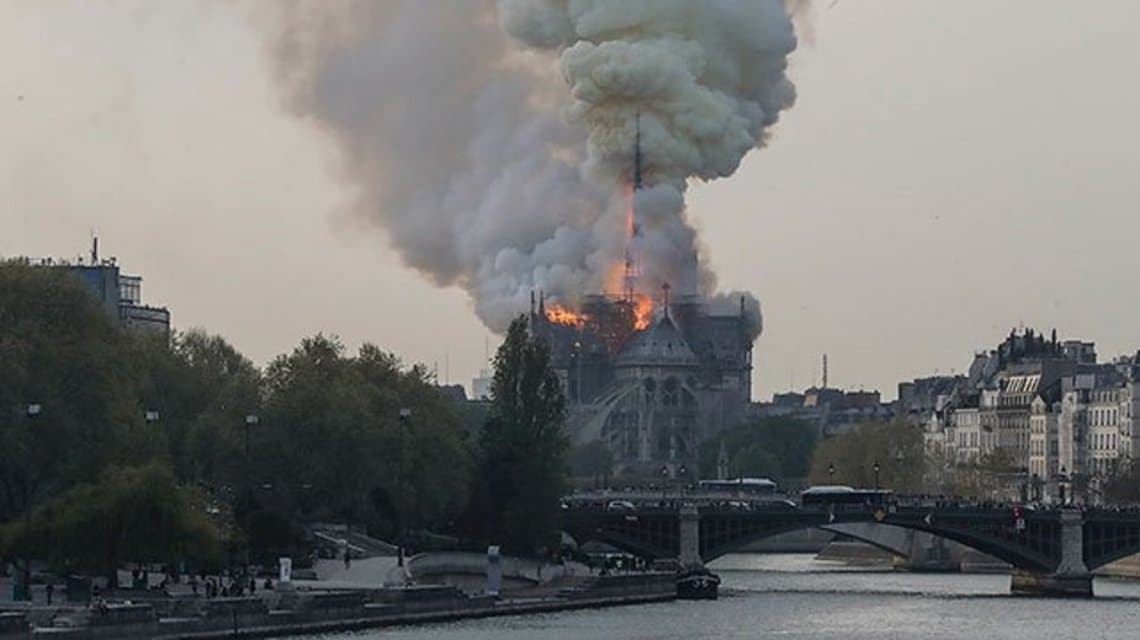 Macron expresó su consternación por el incendio en la catedral de Notre Dame