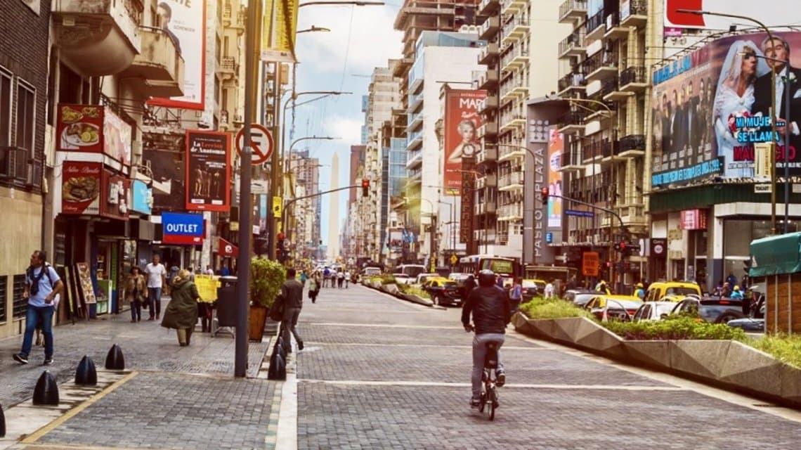 La avenida Corrientes reabre al tránsito tras la apertura de un paseo peatonal
