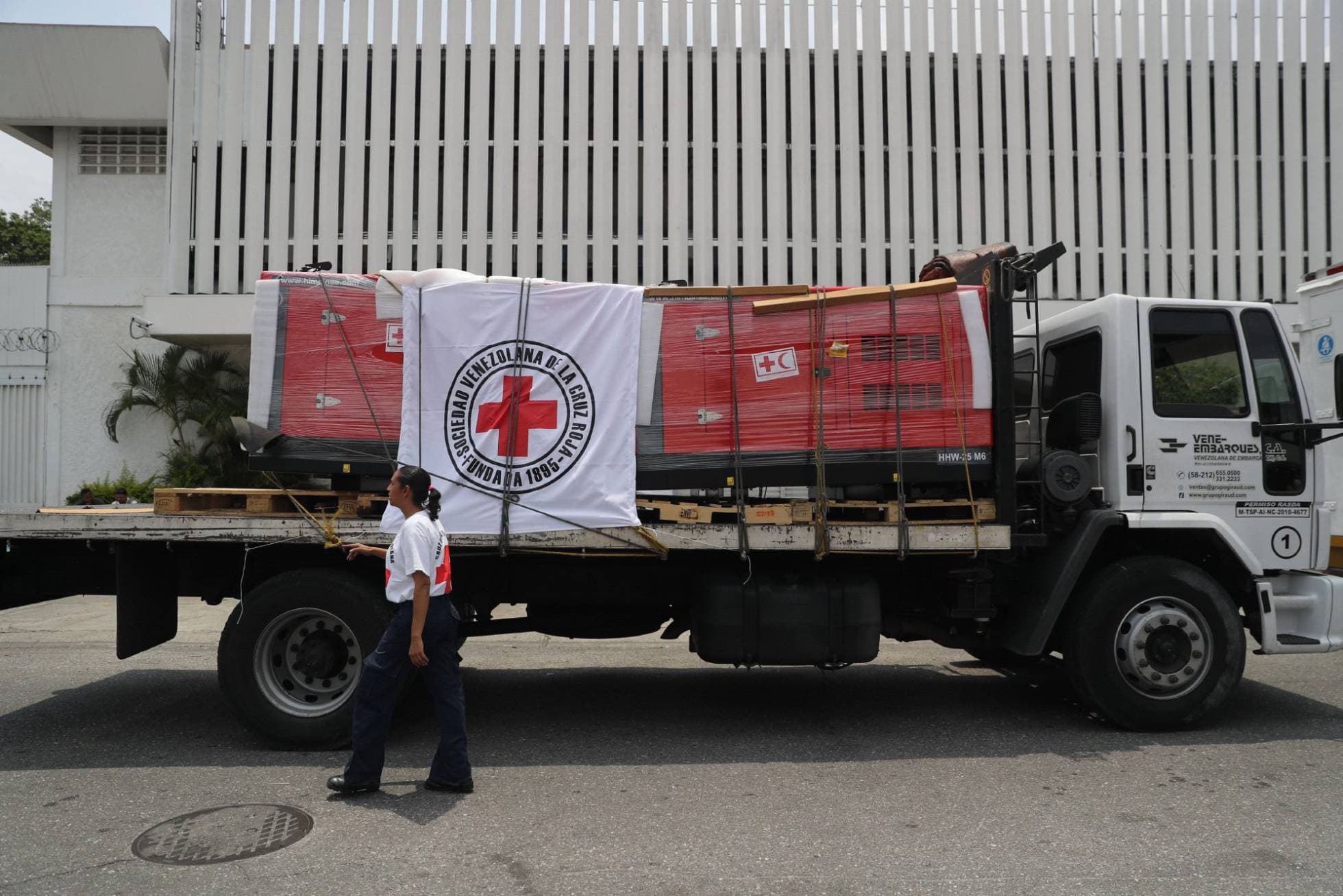 Los venezolanos comenzaron a recibir la ayuda humanitaria distribuida por la Cruz Roja: largas filas en Caracas