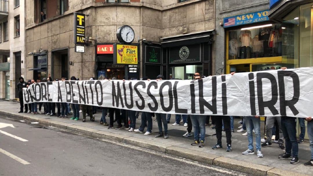 Ultras de Lazio desplegaron una bandera en «honor» a Benito Mussolini