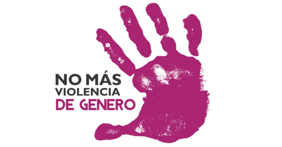 Golpeó a su novia en plena calle, los vecinos lo registraron en un video que se hizo viral y ahora lo busca la policía