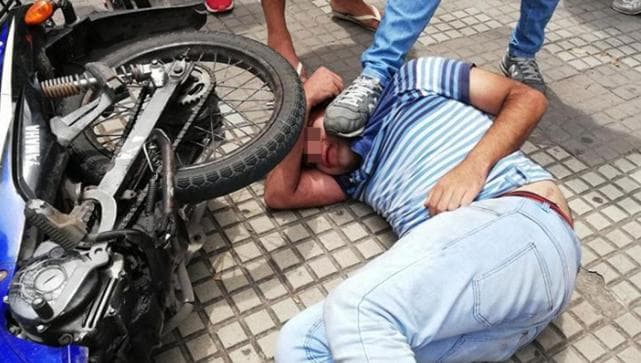 Un motochorro fue golpeado por un grupo de vecinos de Tucumán: «¡Dejá de llorar y andá a laburar!»