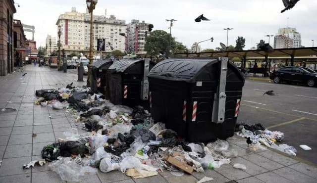 El gobierno porteño negocia con Camioneros una solución al conflicto por la recolección de basura