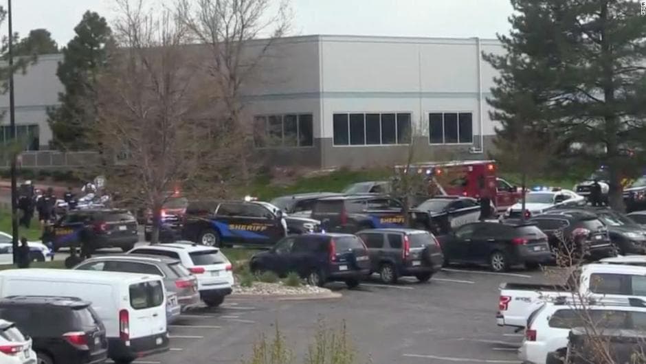 Varios estudiantes heridos en un tiroteo en escuela de suburbio de Denver; hay 2 sospechosos bajo custodia