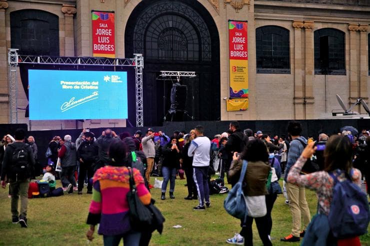 La presentación del libro de Cristina Kirchner: llegan sus seguidores a La Rural
