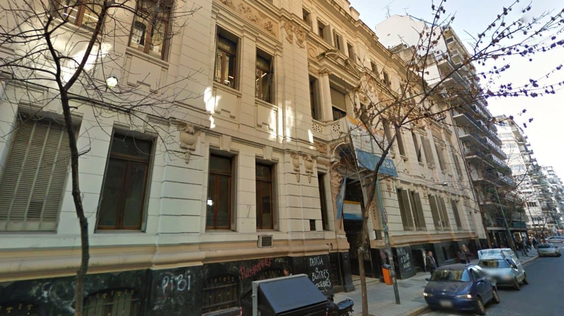 Toma en el colegio Carlos Pellegrini por el nombramiento de un profesor: los estudiantes lo acusan de consumir pornografía infantil