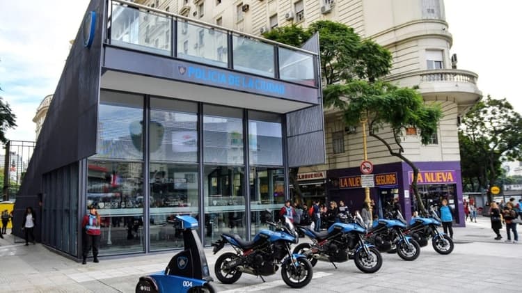 La Avenida 9 Julio, más vigilada: policías monitorean 300 cámaras que identifican caras a 50 metros