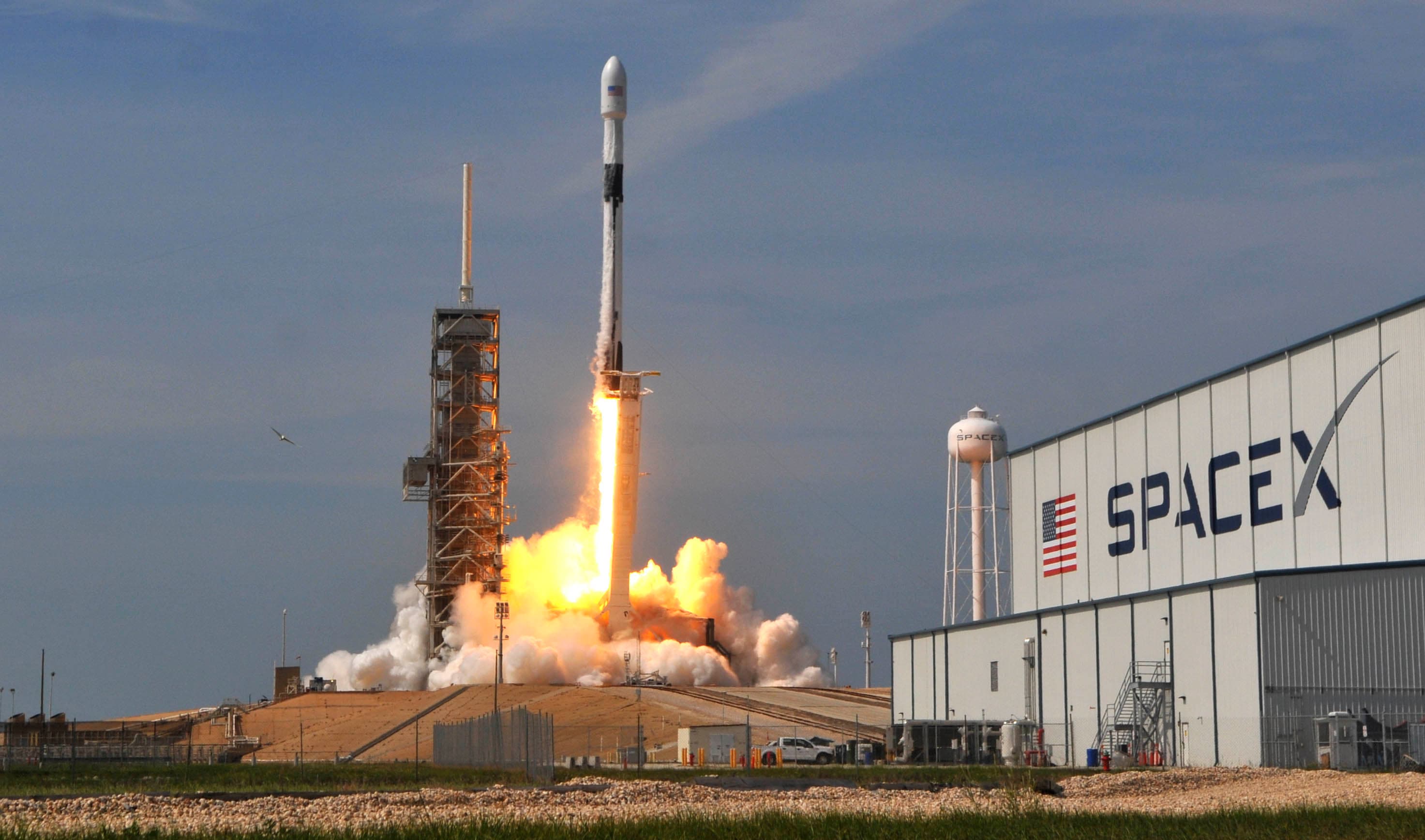 SpaceX lanza el primer lote de 60 satélites de Internet en una misión histórica