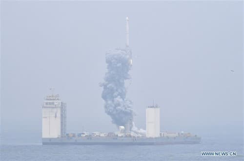 China lanzó su primer cohete espacial desde una plataforma marítima