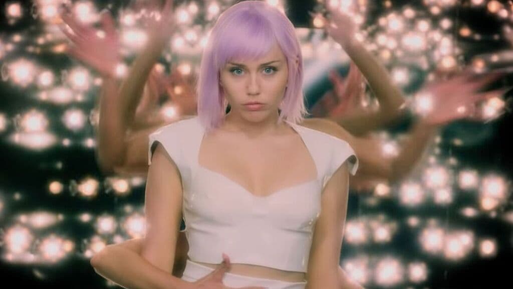 El regreso de Black Mirror: estrellas pop secuestradas, CEOs turbios y amistades virtuales