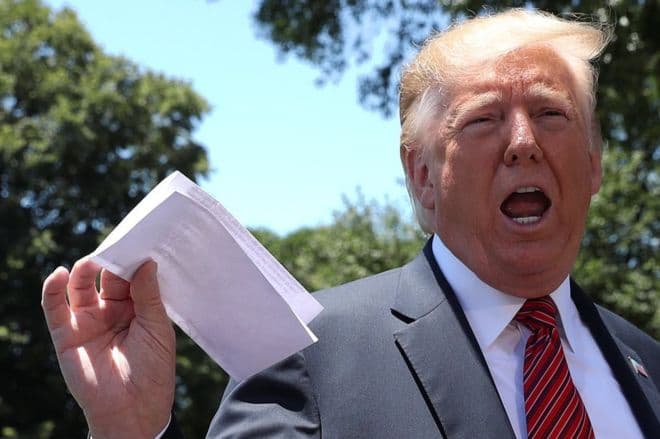 Qué dice el papel con el que Trump reveló sin querer detalles del acuerdo migratorio con México