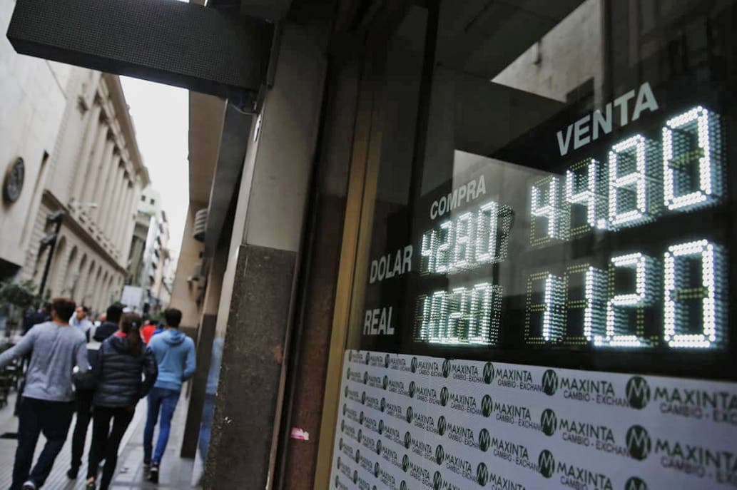 Baja el riesgo país, suben los bonos, las acciones y el dólar está debajo de $45