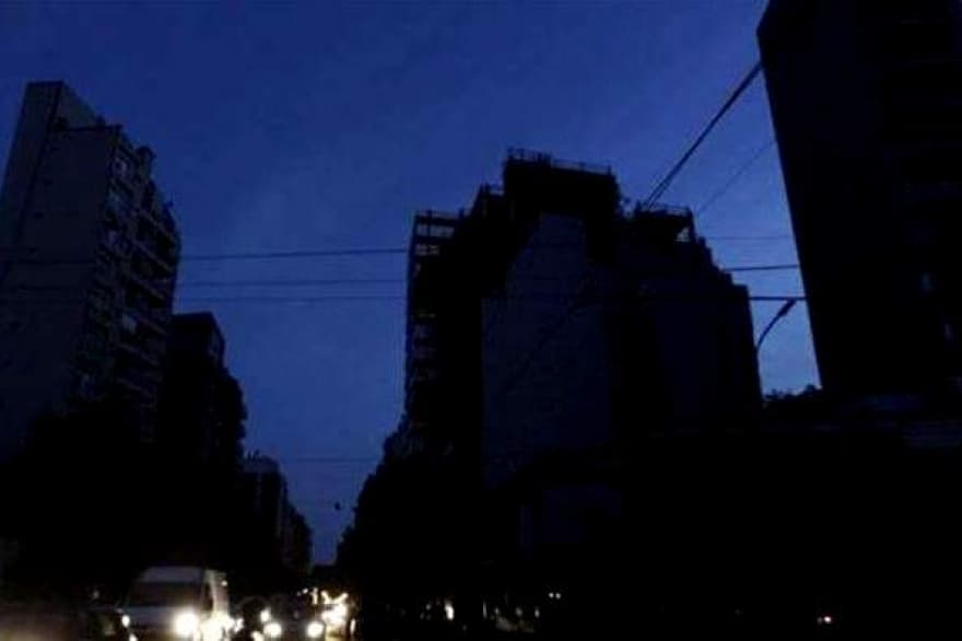 Casi 20 mil personas llevan más de 24 horas sin luz por un apagón masivo en La Plata