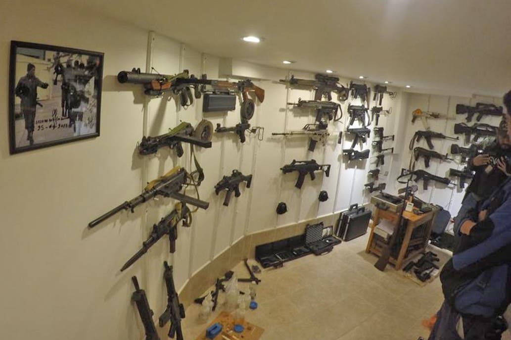 Contrabando de armas: el búnker secreto descubierto detrás de una estantería de una casa de Martínez