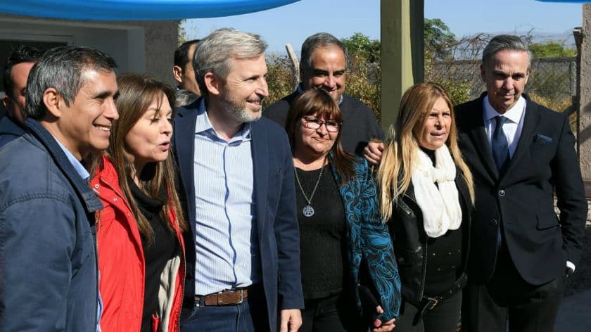 Nuevamente con saco y corbata, Pichetto arrancó su gira de campaña con una visita a La Rioja junto a Frigerio