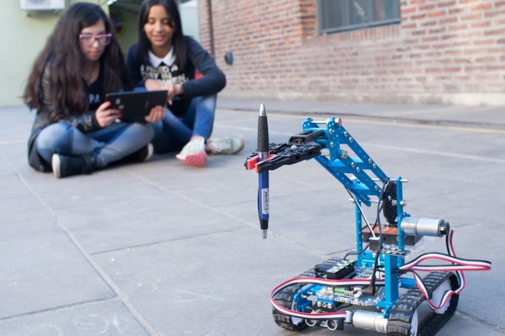Desde 2020 los colegios secundarios tendrán orientación en Robótica y Programación, y en Energía y Sustentabilidad