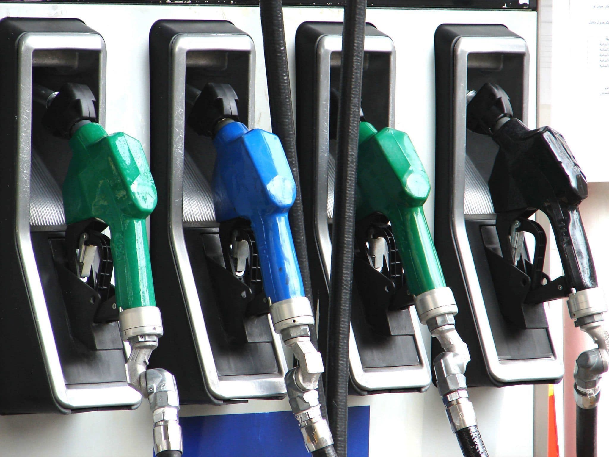 Aumento de los combustibles: el Gobierno redujo parte de un impuesto y la nafta podría subir al menos $0,35 por litro