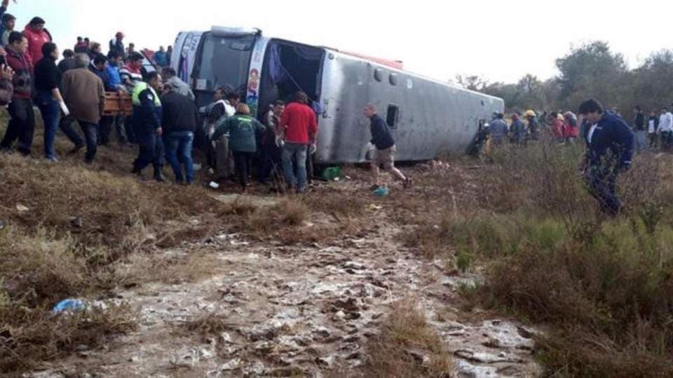Tucumán: ya son 15 los muertos tras el vuelco de un micro con jubilados
