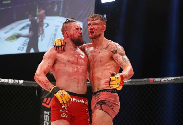 MMA: la sangre desparramada obligó a frenar la pelea