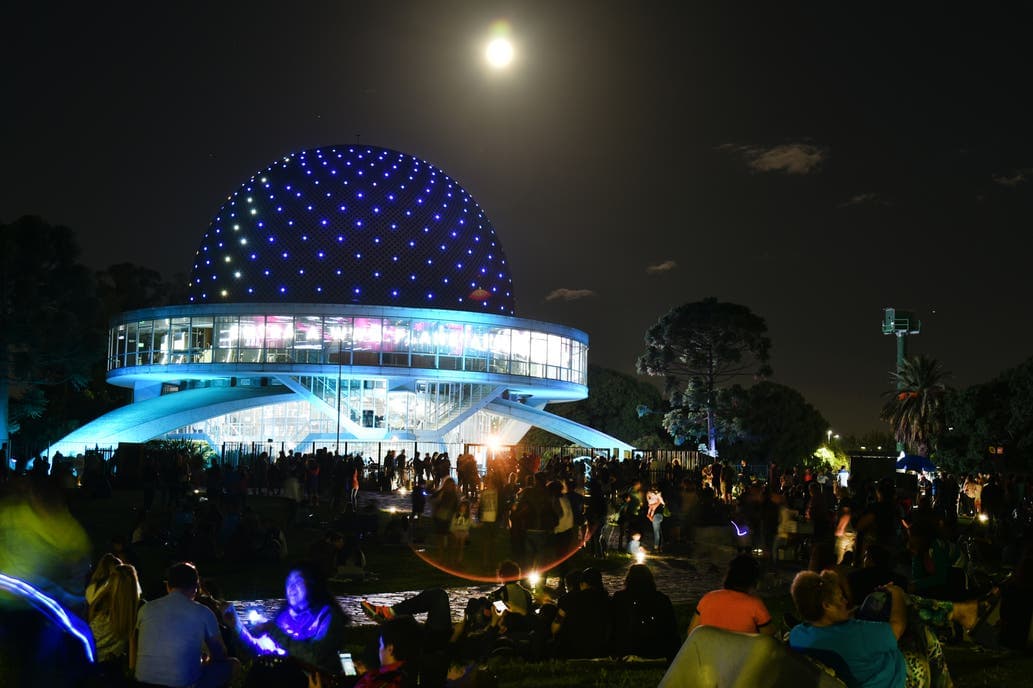 Eclipse: el Planetario porteño recibe un centenar de consultas diarias