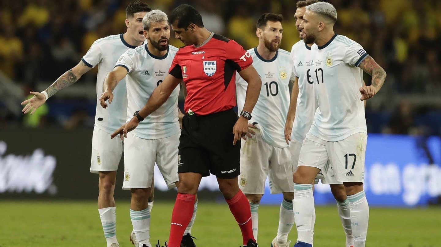 Leodán González advirtió a Zambrano sobre el penal de Dani Alves a Agüero