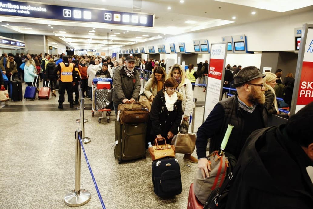 Demoras y cancelaciones de vuelos en Aeroparque y Ezeiza por una protesta: más de 5000 pasajeros afectados