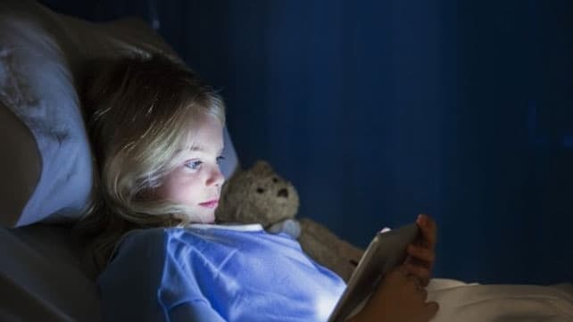 Antes de dormir, conviene leer un libro impreso antes que una tablet
