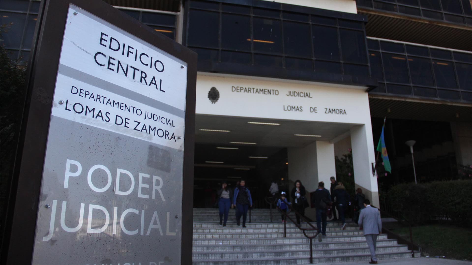 Dos efectivos tenían que trasladar a un preso a la cárcel pero lo dejaron solo en el patrullero y escapó