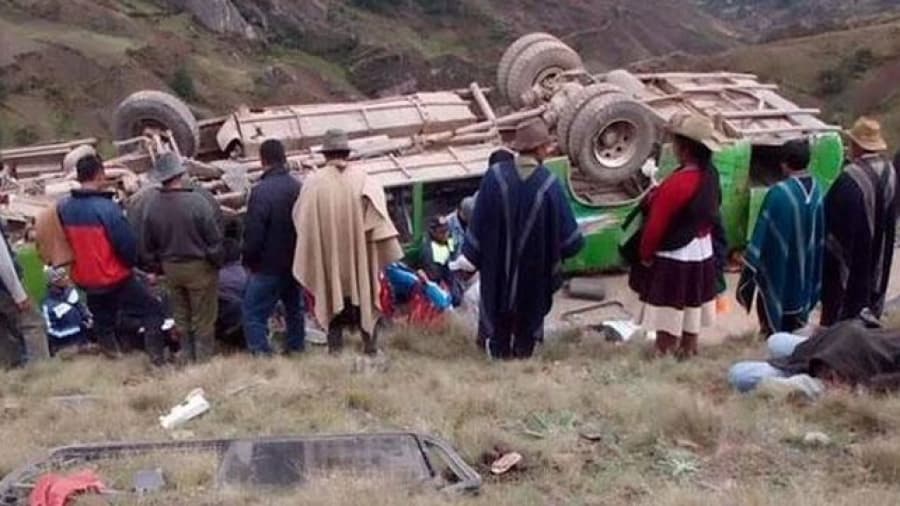 Tragedia en Perú al chocar tres micros y un camión: más de 30 muertos