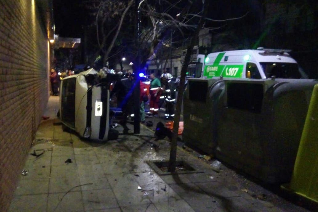 Palermo: salían de bailar y volcaron contra la puerta de un canal de TV