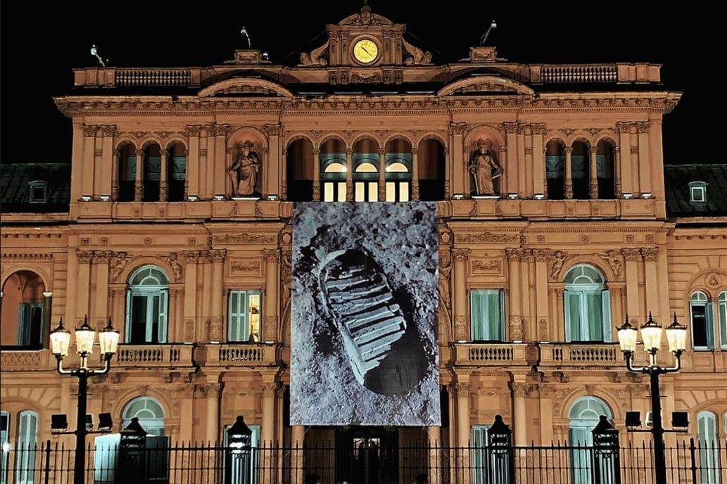 La Casa Rosada conmemora la llegada a la Luna
