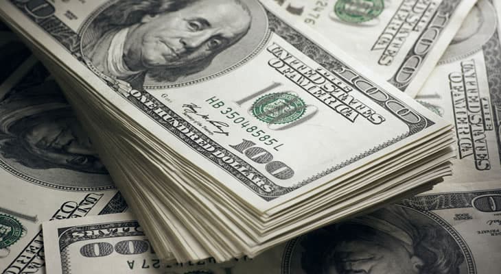 El dólar y el riesgo país cerraron en alza