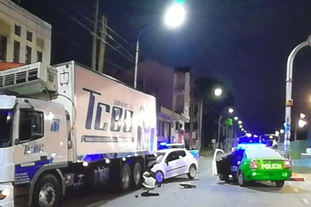 Tragedia en Quilmes: un auto se incrustó contra un camión y dejó tres muertos