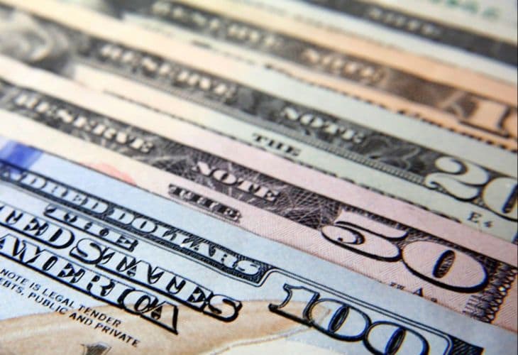 El dólar revirtió la baja inicial y cerró en $ 44,40