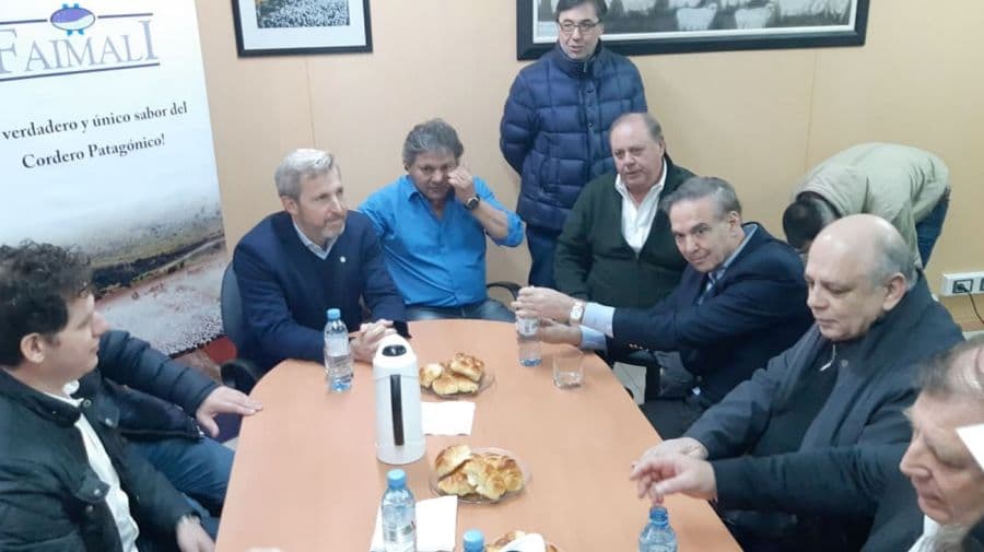 Pichetto y Frigerio hacen campaña en el feudo kirchnerista a 12 días de la elección