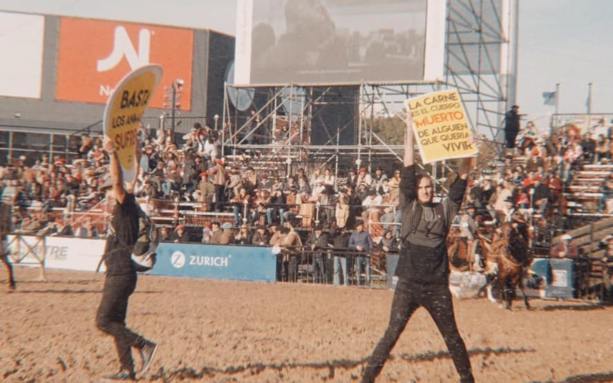 Gauchos vs. veganos: los manifestantes volverán a la Rural este fin de semana