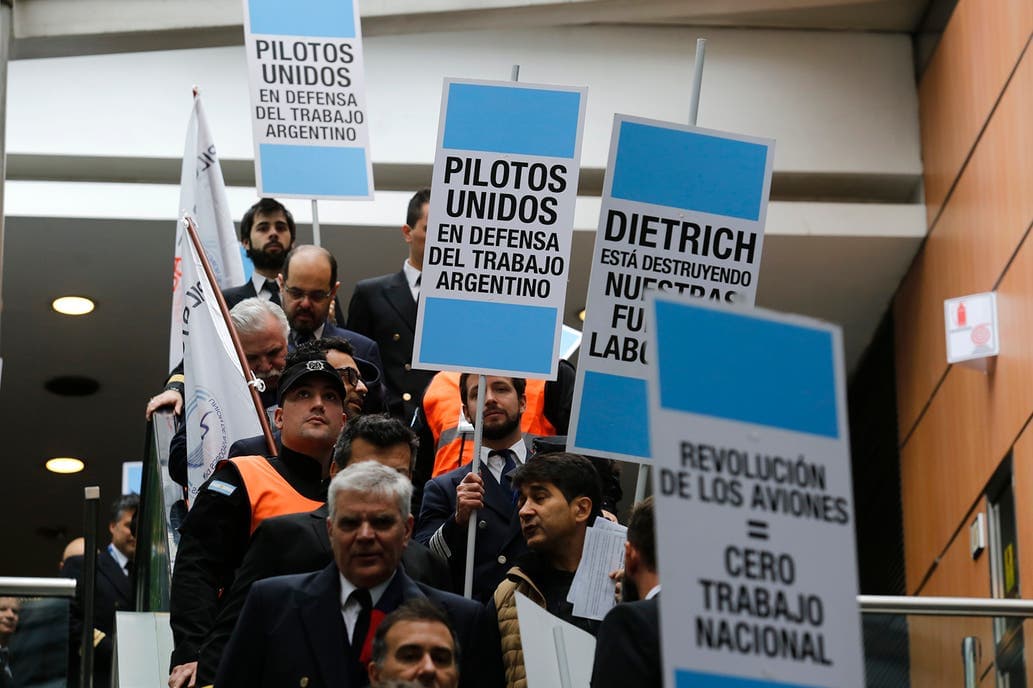 Sin afectar los vuelos, los gremios aeronáuticos retoman las protestas