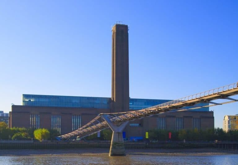Un adolescente arrojó a un niño de seis años desde la cima de la torre del Tate Modern de Londres
