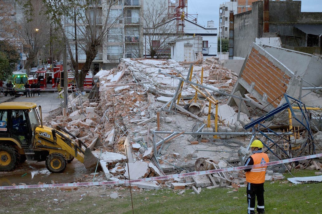 Un edificio de ocho pisos se derrumbó sobre la colectora de General Paz