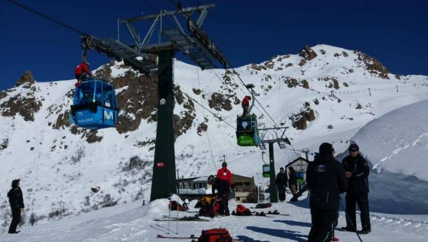 Bariloche: evacúan más de 200 personas del Cerro Catedral por una falla en una telecabina