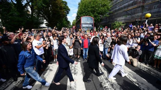 Los Beatles en Abbey Road: los miles de admiradores que se reunieron para recrear la mítica foto en su 50 aniversario