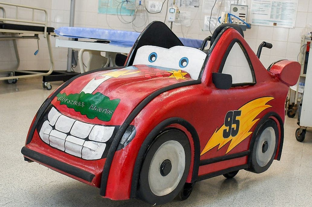 Presos fabricaron una silla de ruedas del Rayo McQueen para el Hospital de Niños de La Plata