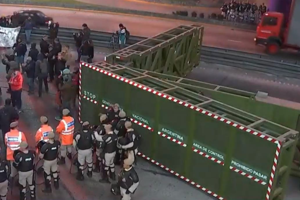 Trabajadores despedidos cortaron el Puente Pueyrredón y la Prefectura desplegó una supervalla